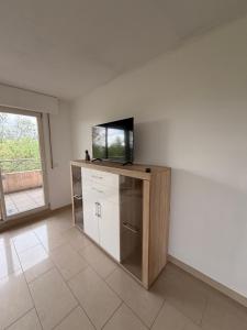 ein Wohnzimmer mit einem Fernseher auf einem Schrank in der Unterkunft Zorro in Bartringen