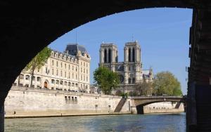パリにあるノートル ダム パラディ ラタンのギャラリーの写真