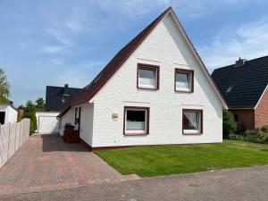a white house with a red roof at Ferienwohnung Hering in Büsum