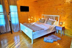 a bedroom with a bed in a wooden cabin at La Salcami in Mohu