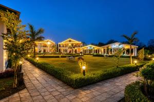 ein großes Haus mit Lichtern im Hof bei Nacht in der Unterkunft Baris river resort Corbett in Rāmnagar