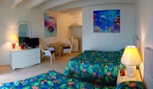 1 dormitorio con 1 cama y escritorio con ordenador en Key Colony Beach Motel en Marathon