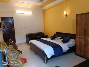 a bedroom with a large bed with a couch and a bed sidx sidx at Hotel Omkaar & Restaurant Chinyalisaur in Chhām +32 photos