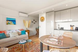 a living room with a couch and a table at Appt Ramatuelle - Plage Pampelonne in Ramatuelle