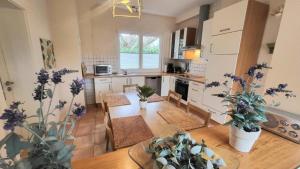 a kitchen with a table and some plants in it at Ferienhaus Friedrich-Borge-Straße in Kühlungsborn