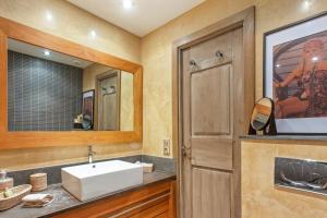 a bathroom with a sink and a mirror at Appt Ramatuelle - Plage Pampelonne in Ramatuelle +13 photos