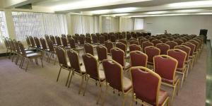 a room with a bunch of chairs in a classroom at Hotel Village Premium Campina Grande in Campina Grande