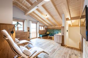 a living room with chairs and a couch at Waldchalets & Ferienwohnungen Allgäu in Burgberg