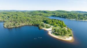 an island in the middle of a large body of water at Appartement bleu in Eymoutiers
