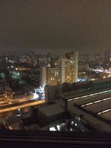 キーウにあるAlexandra Apartments Industrial Bridgeの夜の街の景色