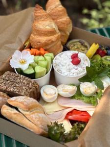 a box filled with different types of bread and dips at Orbisa Bis w cenie Basen podgrzewany Sauna Jacuzzi Rowery Parking Klimatyzacja Opcja śniadań in Łeba