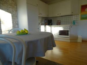 a kitchen with a table with fruit on it at Ferienwohnung findus in Haldenwang