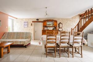 a living room with a table and chairs and a couch at Gîte Les Bougrines - Marais in Fontaines