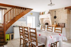 a kitchen and dining room with a table and chairs at Gîte Les Bougrines - Marais in Fontaines