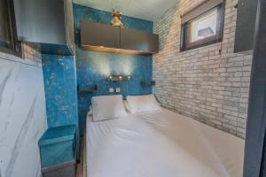 a bed in a room with a brick wall at L'Elan in Les Angles