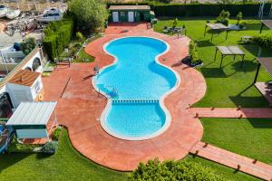 an overhead view of a swimming pool in a yard at Villa Patrick in Torrevieja