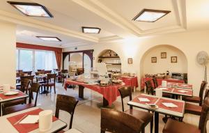 ein Restaurant mit Tischen und Stühlen in einem Raum in der Unterkunft Hotel Stella in Rapallo
