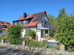 a house with solar panels on the roof at Ferienwohnung Vögnitz in Sulzheim