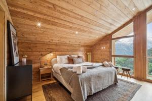 a bedroom with a bed and a wooden ceiling at Chalet SkyLodge by Mrs Miggins in Grimentz