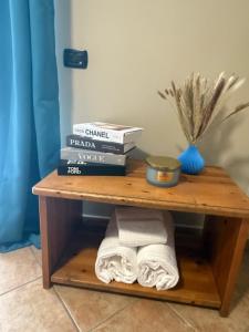 ein Holztisch mit Büchern und Handtüchern darauf in der Unterkunft Origami in Magliano Alfieri