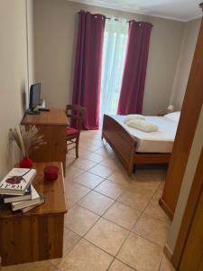 ein Schlafzimmer mit einem Bett und einem Tisch und einem Tisch sidx sidx sidx in der Unterkunft Origami in Magliano Alfieri + 9 Fotos