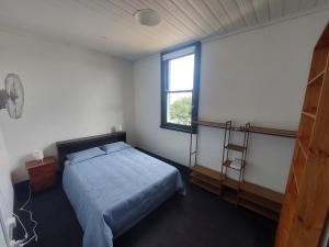 a bedroom with a bed and a window at The Vine & Lamb in Saint Arnaud