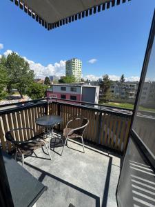a patio with a table and chairs on a balcony at Apartman David Topoľčany in Topoľčany