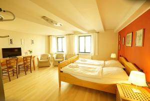 a bedroom with a bed and a table and chairs at Herberge Zum Sechsten Gebot in Görlitz