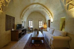 a living room with a couch and a table at Sinasos Evleri in Nevşehir
