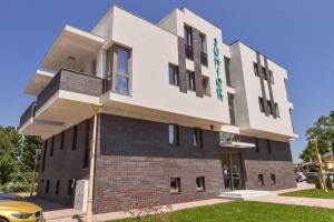 Aominium-Gebäude mit einer weiß-schwarzen Fassade in der Unterkunft Hotel Scapino in Mamaia