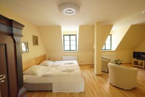 a bedroom with a bed and a couch in it at Herberge Zum Sechsten Gebot in Görlitz
