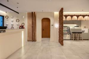 a living room with a kitchen and a dining room at Hima Al Tahliyah Serviced Apartments in Jeddah