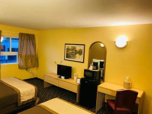 a hotel room with a bed and a television at M Star Hotel Mansfield in Mansfield