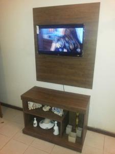 einen Flachbild-TV auf einem Fernsehstand in der Unterkunft Casa 2 Recreio De Buzios 1 - casa em condomínio com vista para o mar in Búzios