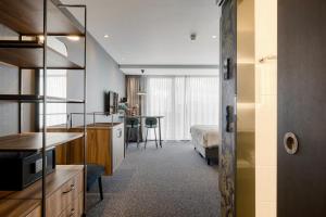ein Hotelzimmer mit Bett und Küche in der Unterkunft Van der Valk Hotel Eindhoven in Eindhoven