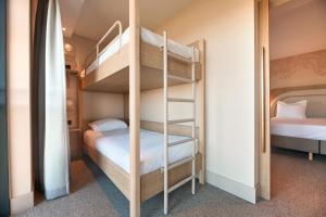 ein Zimmer mit zwei Etagenbetten in der Unterkunft Van der Valk Hotel Eindhoven in Eindhoven