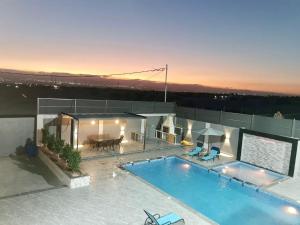 a large swimming pool on top of a building at aqua chalets شاليهات أكوا in Al Rama +26 photos