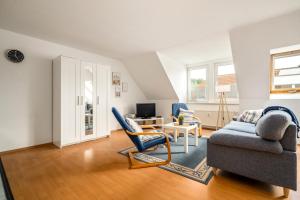 a living room with a couch and a table at Studio - Modernes Design nahe Müritzstrand & Wellness in Waren