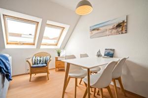 a dining room with a white table and chairs at Studio - Modernes Design nahe Müritzstrand & Wellness in Waren