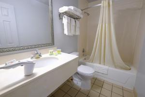 a bathroom with a sink and a toilet and a shower at M Star Hotel Searcy in Searcy +17 photos