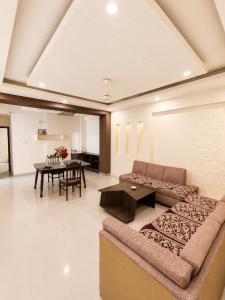 a living room with a couch and a table at Hotel Shreenathji Inn in Jāmb +10 photos