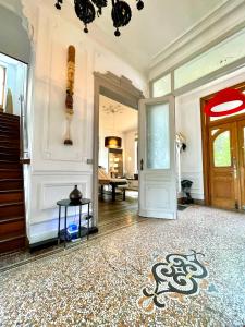 ein großer Raum mit einer Tür, einem Tisch und einem Vorraum in der Unterkunft Villa O in Virton