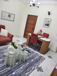 a living room with a couch and a table at Lita résidence in Yaoundé