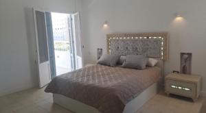 a bedroom with a large bed and a large window at Ruim apartement abo saeed in El Delr