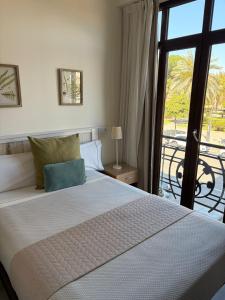 a bedroom with a large bed and a balcony at Balcón Al Mar in Valencia