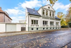 a white house with a lot of windows at Ferienwohnung Edo Wiemken in Jever