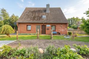 a brick house with a roof at Gode Sünn in Tating