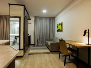 a living room with a couch and a table at Mercure Jaragua do Sul in Jaraguá do Sul +106 photos