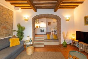 a living room with a couch and a table at Countryhouse in Tuscany in Chianni