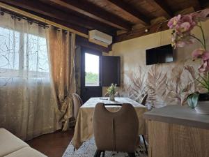 a dining room with a table and a window at Villa la Perla in Lampedusa